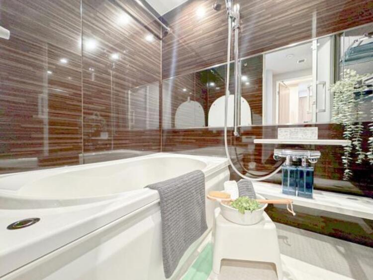 風呂 ゆったりと寛げる広々バスで足を伸ばしてリラックス。　最新のユニットバスは設備も充実です。 