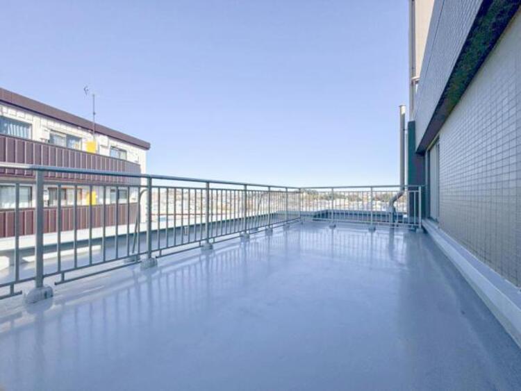 バルコニー 自分だけの時間を満喫できる屋上テラス！贅沢を味わえる空間になっています！