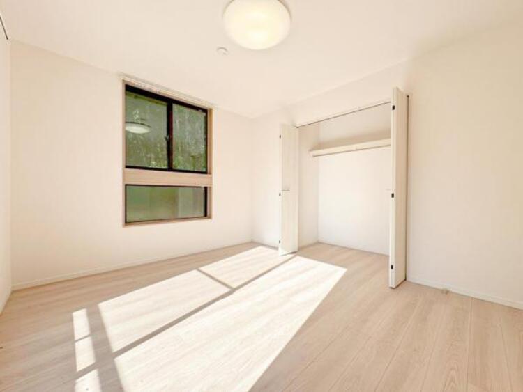 内装 穏やかな寛ぎあじわえるお部屋では有意義な時間がつくれます！！大きな窓からと陽光が注がれる明るい空間！光もアクセントの一つとして。一人時間も充実したものにできるプライベートルームは日々を豊かにします！！ 