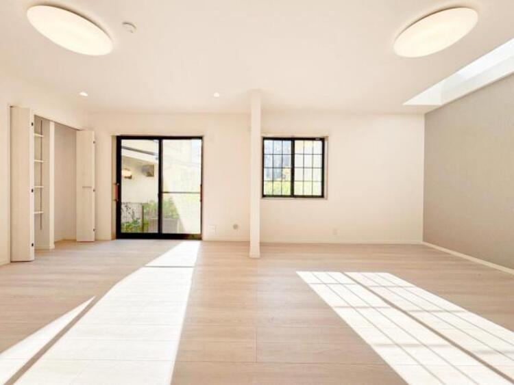 居間 家族の会話や笑顔が行き交うリビングで、子供を走り回らせたい。ダイニングテーブルでゆったり食事を堪能。光と風が溢れる開放的なリビングダイニングには、くつろぎの空間を生み自然と家族みんなが集まってきます 