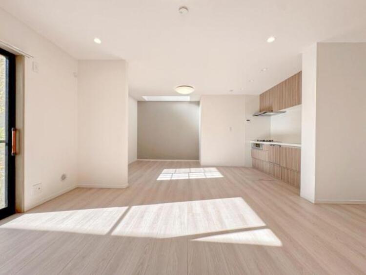 居間 お天気が晴れの日は照明をつけなくても充分明るいリビングです！どこか落ち着きのある広々とした内装です！皆で過ごす空間が、目に浮かんでくる様な優しいリビングダイニングです！くつろいだり楽しい時間を是非！ 