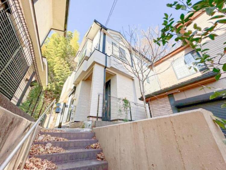 外観 家の良し悪しだけではなく周辺環境も重要なポイントとなります！ご案内時に周辺環境もご案内いたします！流行に左右されず将来にわたって価値が継続する佇まい！良好な住環境が保たれたエリアで新生活を過ごせます 