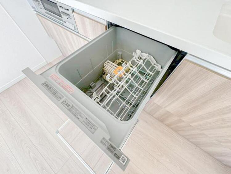 キッチン 食洗器付きキッチン！食後の洗い物の時間を食洗器にまかせて空いた時間を団欒や趣味に使うことができます。お使いにならない場合でも食器の乾燥や大きな食器の収納などにもお使いいただけます。 