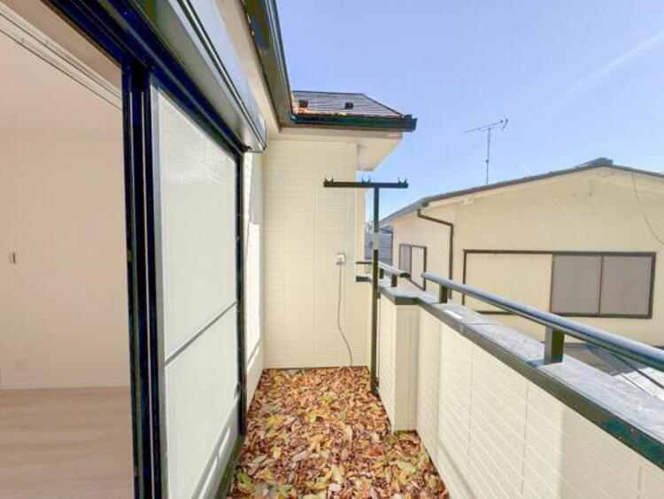 バルコニー 【バルコニー】太陽の光と爽やかな風でお洗濯物は気持ちいいです。 