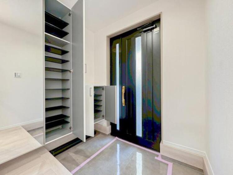 その他 【玄関】明るく広い玄関には収納力に優れたシューズボックス。　靴をスッキリと整頓することができます。 