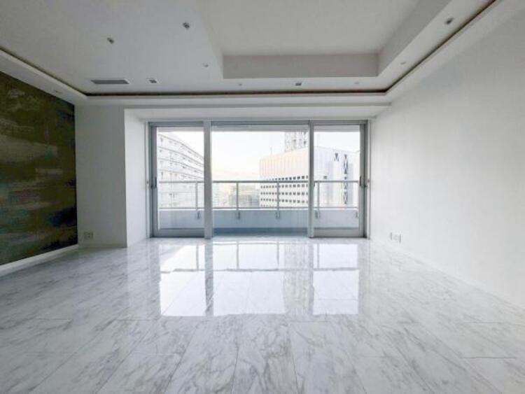 居間 お天気が晴れの日は照明をつけなくても充分明るいリビングです！どこか落ち着きのある広々とした内装です！皆で過ごす空間が、目に浮かんでくる様な優しいリビングダイニングです！くつろいだり楽しい時間を是非！ 