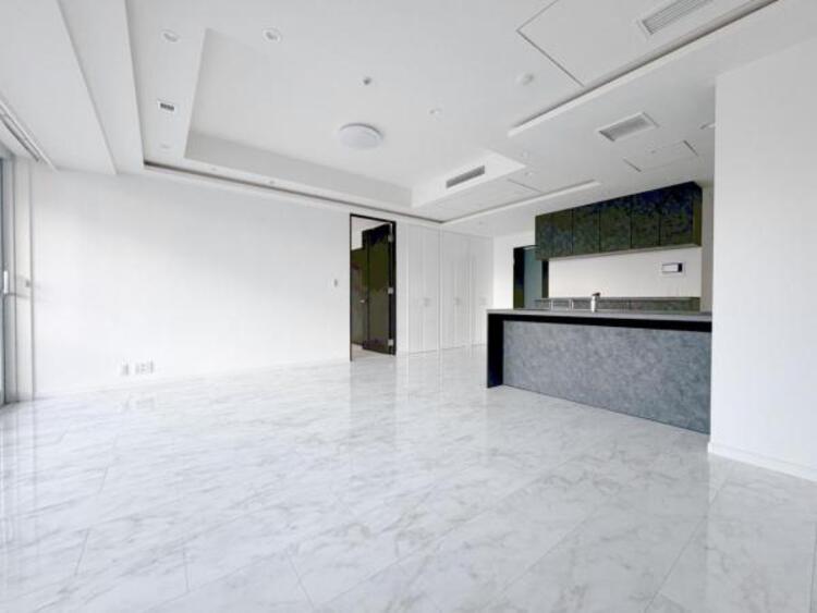 居間 リビングにあふれる採光と心地よい風のつどう調和された空間！！生活を彩る充実した日々が過ごせそうです。家族の滞在期間が長くなることを予測して、設計士が思いと工夫をこらした自慢のリビングダイニング！！！ 