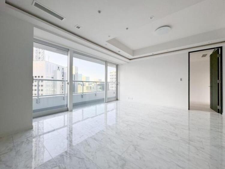 居間 開放感とプライベート感が見事に両立されたリビングダイニング！通常では相反するファクターがともにそろうと極上のくつろぎ空間が生まれます。だれにも譲りたくない至福の空間で過ごす日々は生活をより豊かにします 