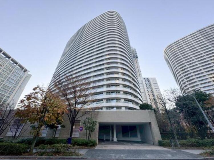 外観 住みやすさとデザイン性を両立させた欲張りな住宅が登場しました　相反しがちなことが相互作用でより良質に！本物だけが表現することができる質の高い機能美はよきものをつなげた古くからの伝統と最新技術の結晶です																			 