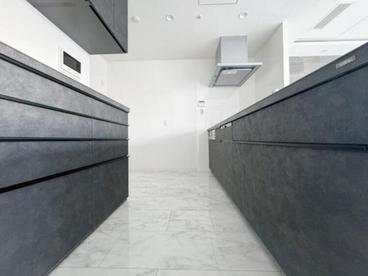 キッチン 広く取られたキッチンスペースはとても便利です。　自由にレイアウトがカスタマイズできます。 