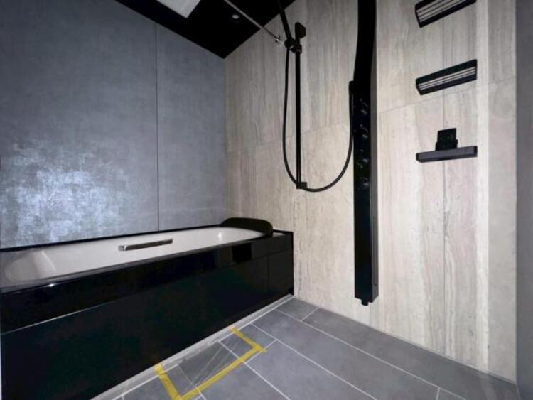 風呂 ゆったりと寛げる広々バスで足を伸ばしてリラックス。　最新のユニットバスは設備も充実です。 