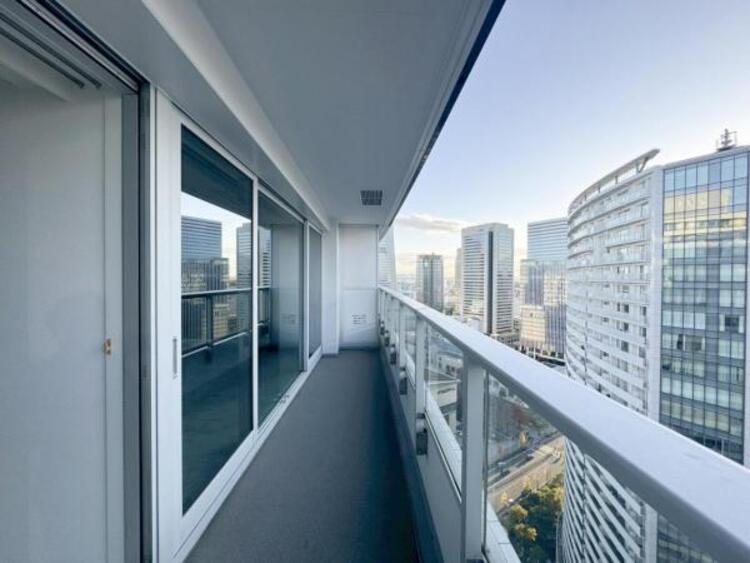 バルコニー 思わず大きく深呼吸したくなるルーフバルコニー！空が青く、近く、広く感じる事が出来ます。