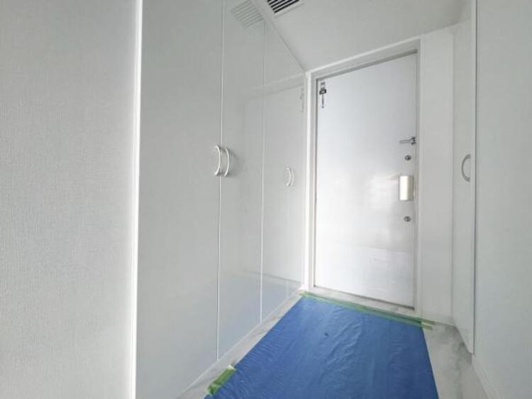 その他 明るく広い玄関には収納力に優れたシューズボックス。　靴をスッキリと整頓することができます。 