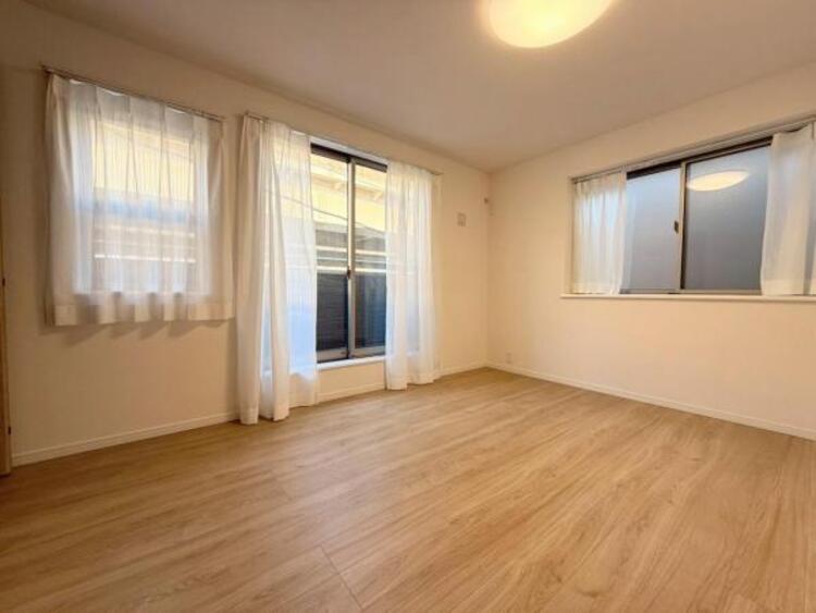 内装 ●〇2面採光でお部屋の隅々まで明るい印象の居室。バルコニーにも出られて、おひさまの光と爽やかな風をたっぷりと取り込めます。勉強やテレワーク中の方も簡単に気分転換。毎日の生活も自然と明るくなりそう　〇●