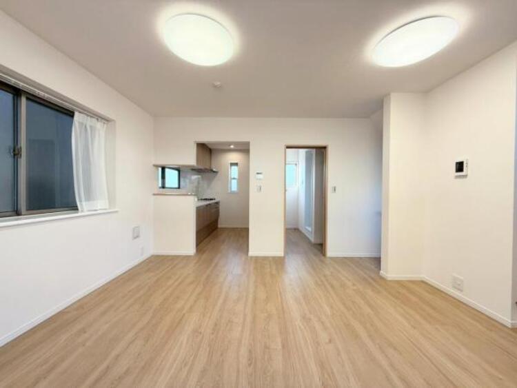 居間 ●〇明るく開放的な空間が広がるLDK。室内には豊かな陽光が注ぎ込み爽やかな住空間を演出。ホームパーティーでもゲストと一緒に料理を楽しみながら楽しい時間を過ごせそう。広々としたLDKは床の掃除も楽です〇●