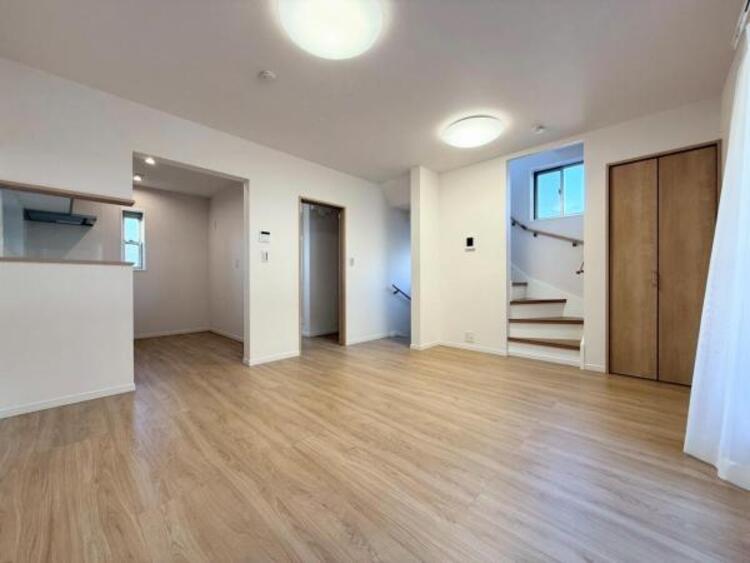 居間 ●〇一日の中で多くの時間を過ごすことになる住まいだからこそ、いつも穏やかな空間であるように心掛けています。構成する建材などへの配慮が、住まう方の健康を守ります。小さなお子様がいるご家庭でも安心です〇●