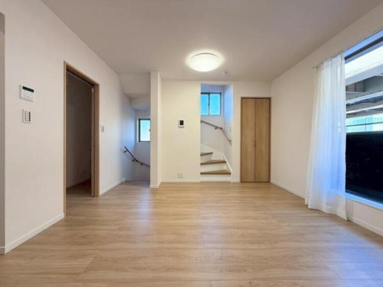 居間 ●〇家族と過ごすひと時を溢れる光が優しく包み込むリビングダイニング。家族と共に、心穏やかに過ごすひととき。家族との時間、自分の時間を大切にできる空間がここにあります。LDKで過ごす時間は大事ですね〇●