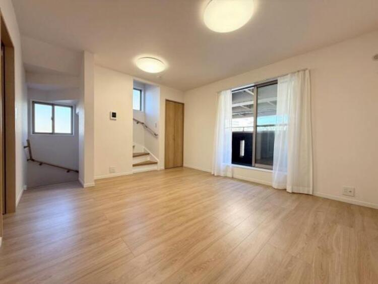 居間 ●〇オープンでのびやかな空間を生み出す、こだわりの広がりとゆとり。家族と過ごす時間を大切にしたい方にぴったりの明るくゆとりある住空間です。窓からの日差しがリビングの中までしっかりと届きます　〇●