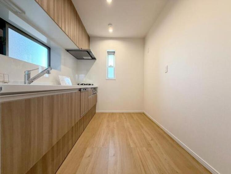 キッチン ●〇新しいキッチンは気分も上がり、家事も楽しくできそう。お手伝いをしてくれるお子様と並んで立てるキッチンは、ご家族のコミュニケーションを育む場として活躍します。収納力が高い事も大事なポイントです〇●