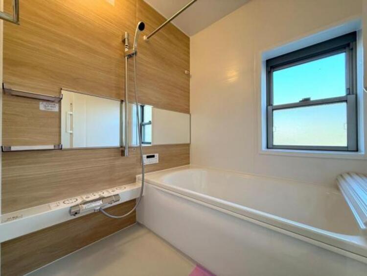 風呂 ●〇ユニットバスはゆったりとくつろげる1坪タイプ。足までしっかりと伸ばせる浴槽は心身ともにしっかりと疲れを癒してくれます。お子様と一緒の入浴でも充分な広さです。バスルームは疲れを癒すくつろぎの場所〇●