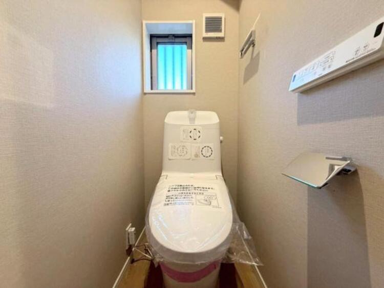 トイレ ●〇ゆとりをもった広さ、白ベースに清潔感ある空間です。もちろんウォシュレットも完備しております。小物を収納するスペースがあるのも良いですね。毎日頻繁に利用する大切な空間だからこそ、こだわりたいです〇●