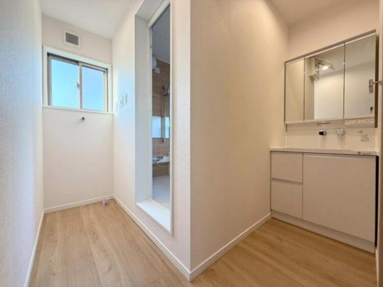 洗面 ●〇平日の朝であっても、落ち着きとくつろぎを感じられる。歯磨き粉が行方不明になるようなごちゃごちゃ感も解消。収納力の高い洗面所です。　コーディネートされた空間で気持ちよく身だしなみを整えられます　〇●