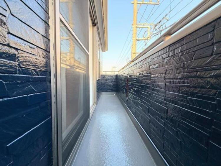 バルコニー 開放的なバルコニーは見晴らしもよく、太陽の温かな温もりをめいっぱい受け止めてくれます。陽当り良好の開放的な住空間です！