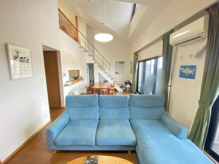 居間 子供達と楽しく笑顔で暮らす♪明るいリビングには自然と家族が集まりますね！