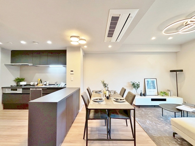 居間 飾り過ぎないシンプルな内装と偏り過ぎないデザインで統一しました。