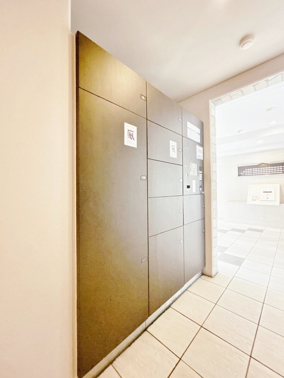 設備 共用部分の宅配ボックスです。留守中の荷物受け取りもできるので、安心して外出ができますね。