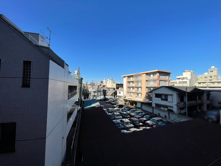 バルコニー 窓を開けると広がる青空。心をリフレッシュして日々を過ごしていきましょう。