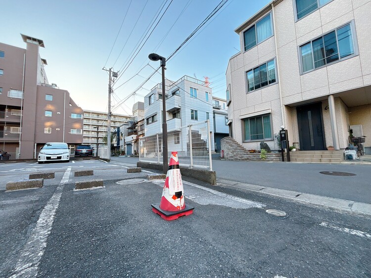 駐車場 本物件の駐車スペースです。車種制限のある場合もございますので、お気軽にお問い合わせくださいませ。