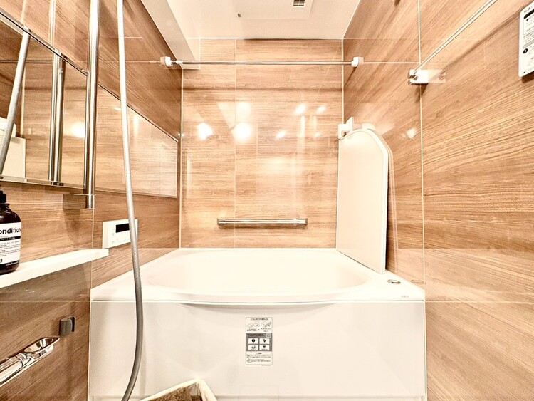 風呂 一日の疲れを癒すバスルームは、心地よいリラックスを叶える清潔感溢れる空間です。