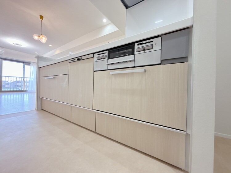 キッチン スマートな意匠と充実の機能を備えたキッチンが、暮らしにおいしい彩りを添えます。