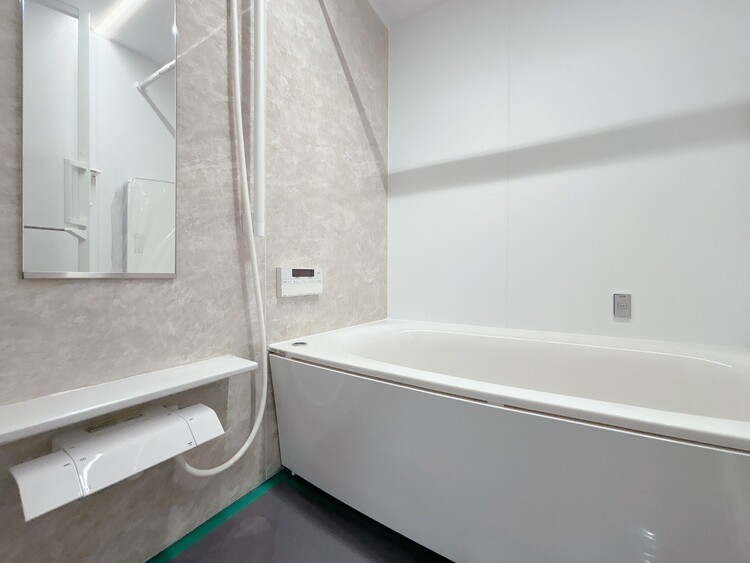 風呂 一日の疲れを癒すバスルームは、心地よいリラックスを叶える清潔感溢れる空間です。