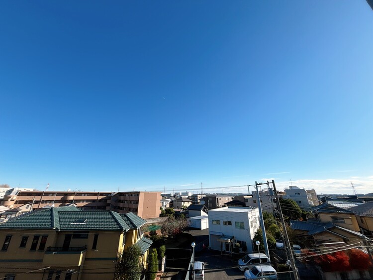 バルコニー 窓を開けると広がる青空。心をリフレッシュして日々を過ごしていきましょう。