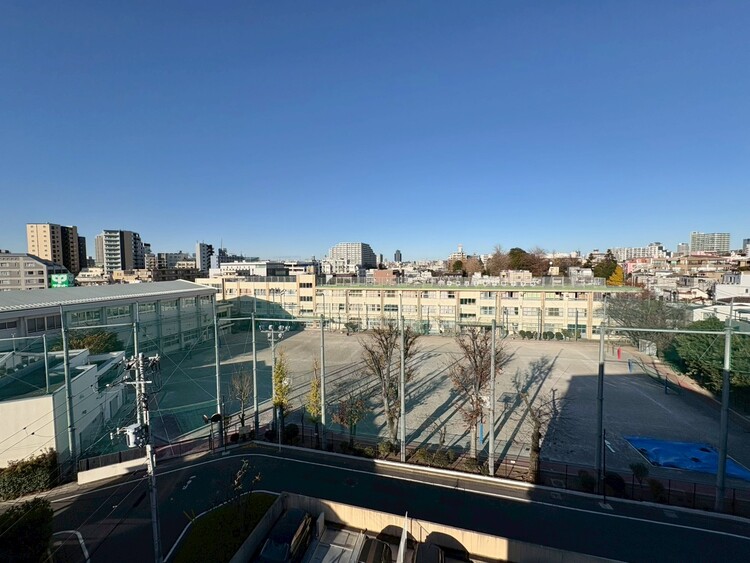 バルコニー 頬をなでる、優しい風を感じることが出来ます。