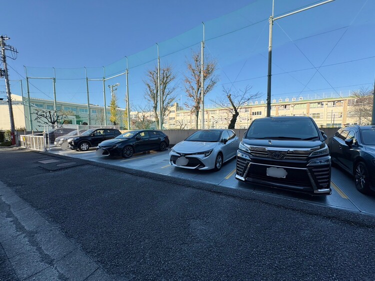 駐車場 本物件の駐車スペースです。車種制限のある場合もございますので、お気軽にお問い合わせくださいませ。