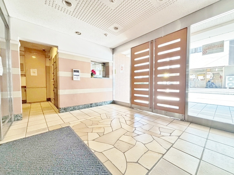 エントランス エントランス内部は、管理が行き届き清潔な共有スペースとなっています。