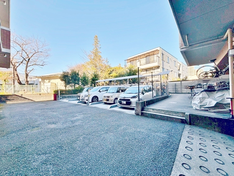 駐車場 本物件の駐車スペースです。車種制限のある場合もございますので、お気軽にお問い合わせくださいませ。