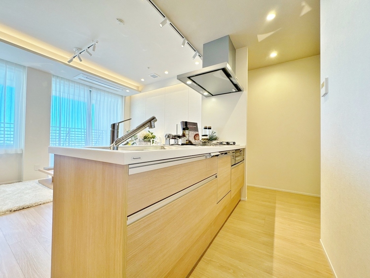 キッチン スマートな意匠と充実の機能を備えたキッチンが、暮らしにおいしい彩りを添えます。