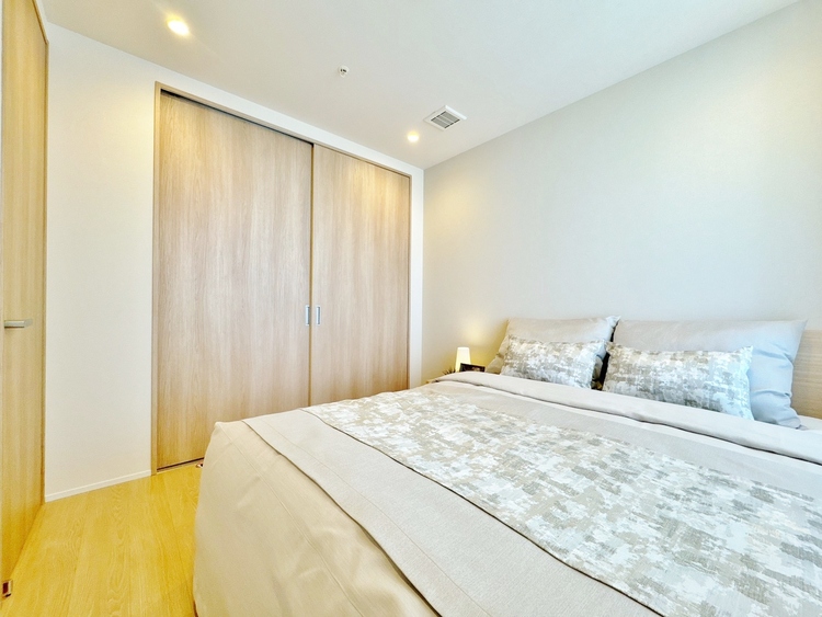 寝室 ベッドも十分に設置するスペースがあります。