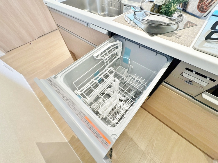 設備 家事の時短に役立つ食洗機。省スペースのビルトインタイプを採用致しました。