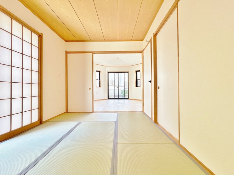 寝室 木の温もりを感じながら、落ち着く和室でくつろぎください。