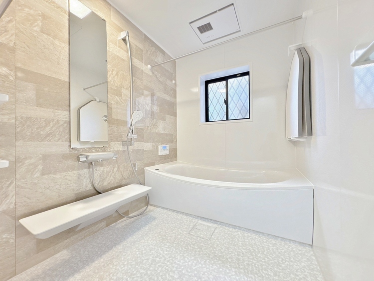 風呂 一日の疲れを癒すバスルームは、心地よいリラックスを叶える清潔感溢れる空間です。