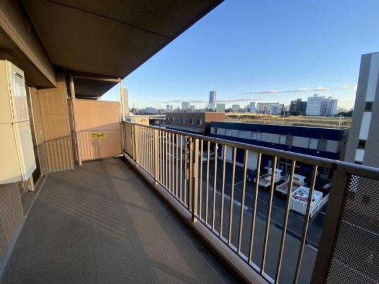 バルコニー 青いキャンパスに描かれた未来。この街に移り住み、この街で過ごす私たちの未来は、きっとこの雲のようにいろいろな形の幸せへと変わり、溢れるほど運んで来てくれることでしょう。