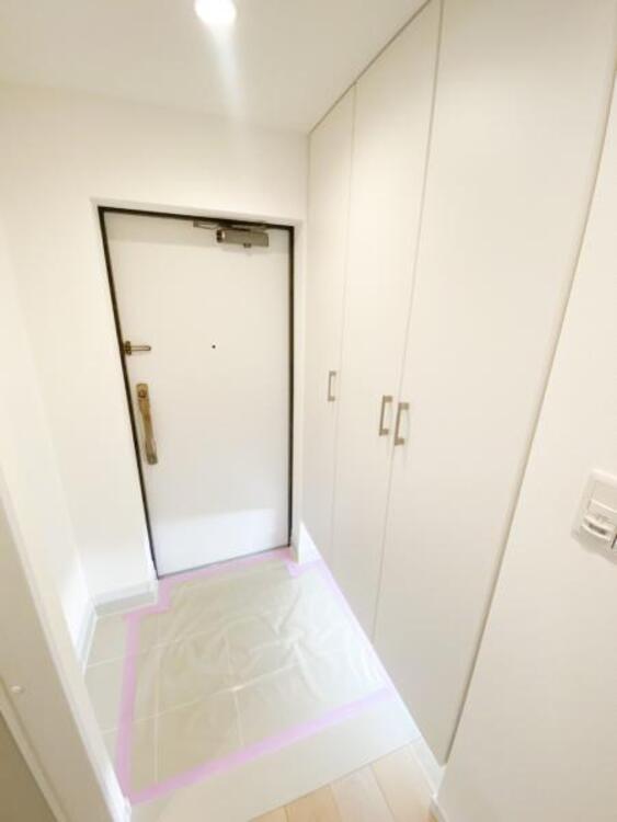 その他 玄関を開け、シックで落ち着きのある廊下を通り抜け、ご家族の待つ空間へ。一日あったいろんなことを胸に帰る我が家。「ただいま」と「おかえり」が交わされる幸せな空間が待っています。