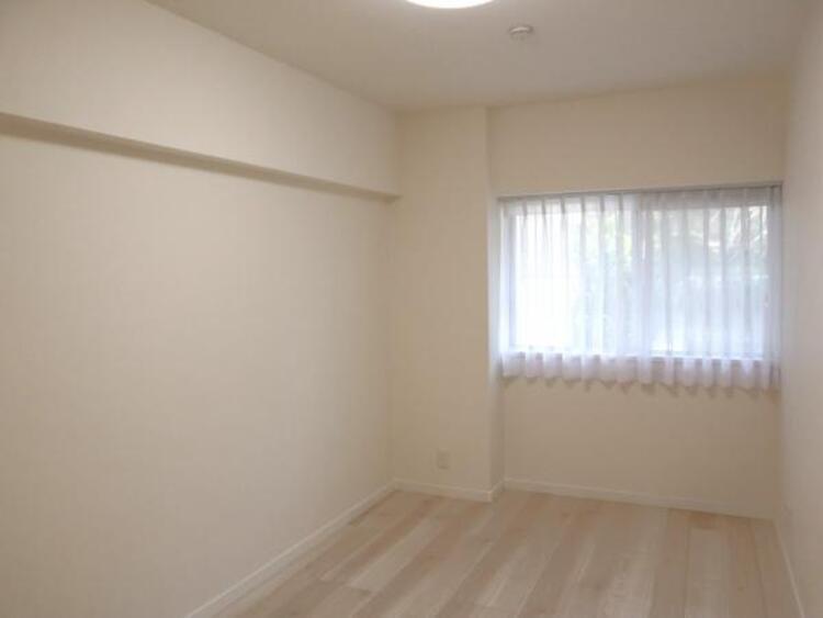 内装 洋室5.4帖　日々の疲れを癒してくれる主寝室。自由度が高いので家具のレイアウトでお好みの空間を創りだせます。