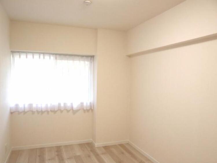 内装 洋室4.8帖　大切なプライベート空間。シンプルに仕上げてあります。