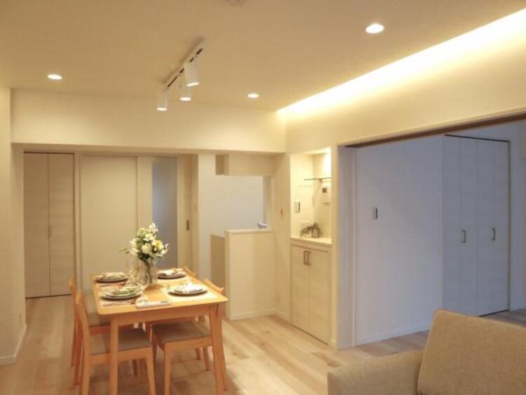 居間 LDK16.5帖　落ち着きのあるリビングです。お友達が遊びに来た時にも使えますし、ちょっと疲れた時にお昼寝できるのも嬉しいですね。